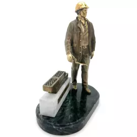 Статуэтка бронзовая "Лучшему строителю"